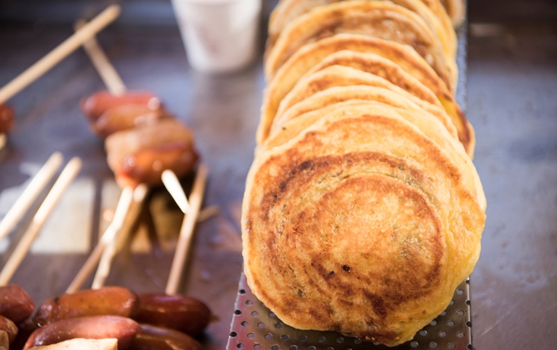 Hotteok es uno de los postres más fáciles de encontrar en cualquier parte de Corea. | iclickart